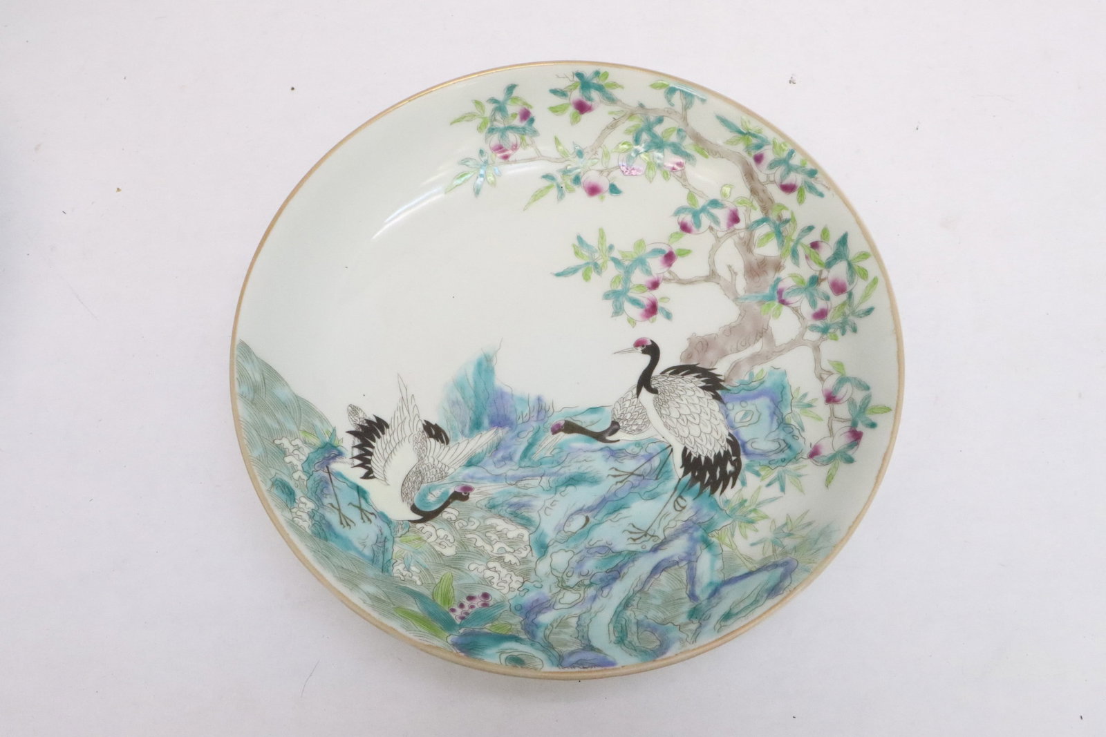 Chinese famille rose porcelain plate: Fine Chinese famille rose porcelain plate decorated with crane scene, 1.65"x8.35"dia