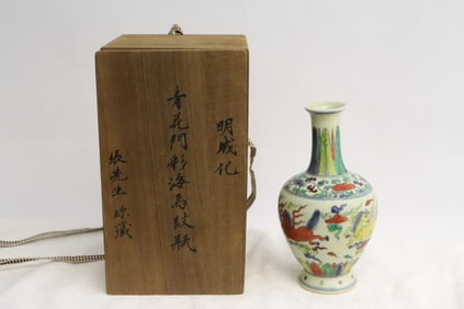 Fine Chinese wucai porcelain vase