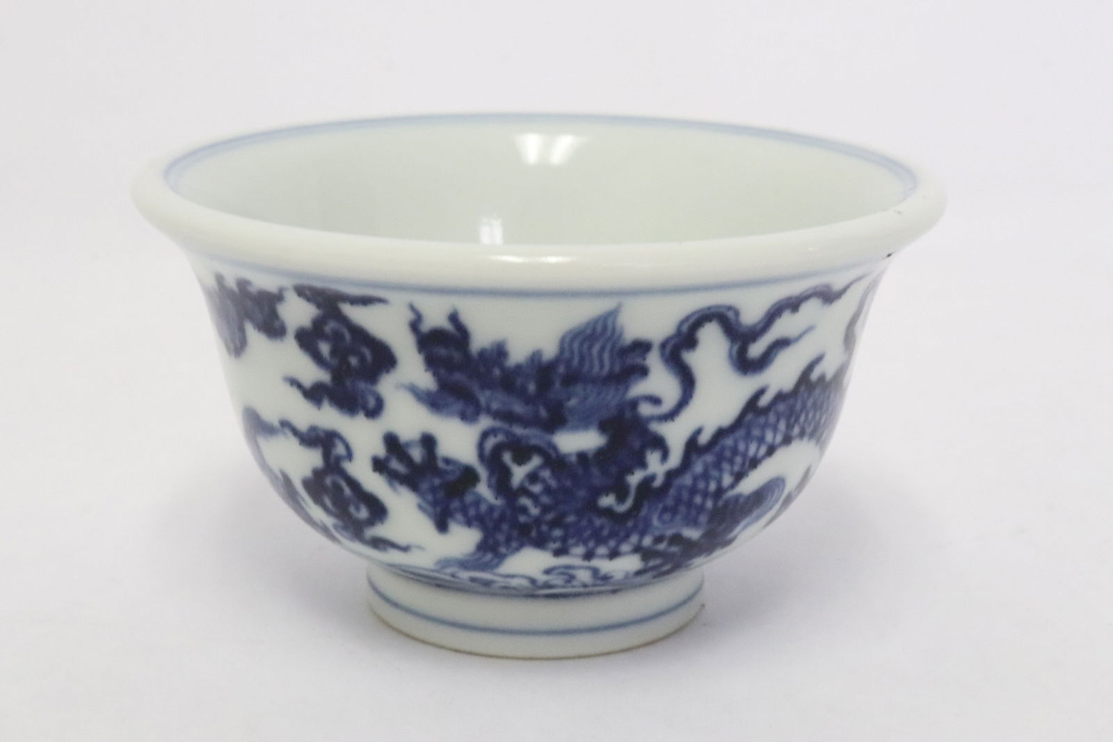 Chinese blue and white porcelain tea cup: Chinese blue and white porcelain tea cup, 2"x3.6"dia