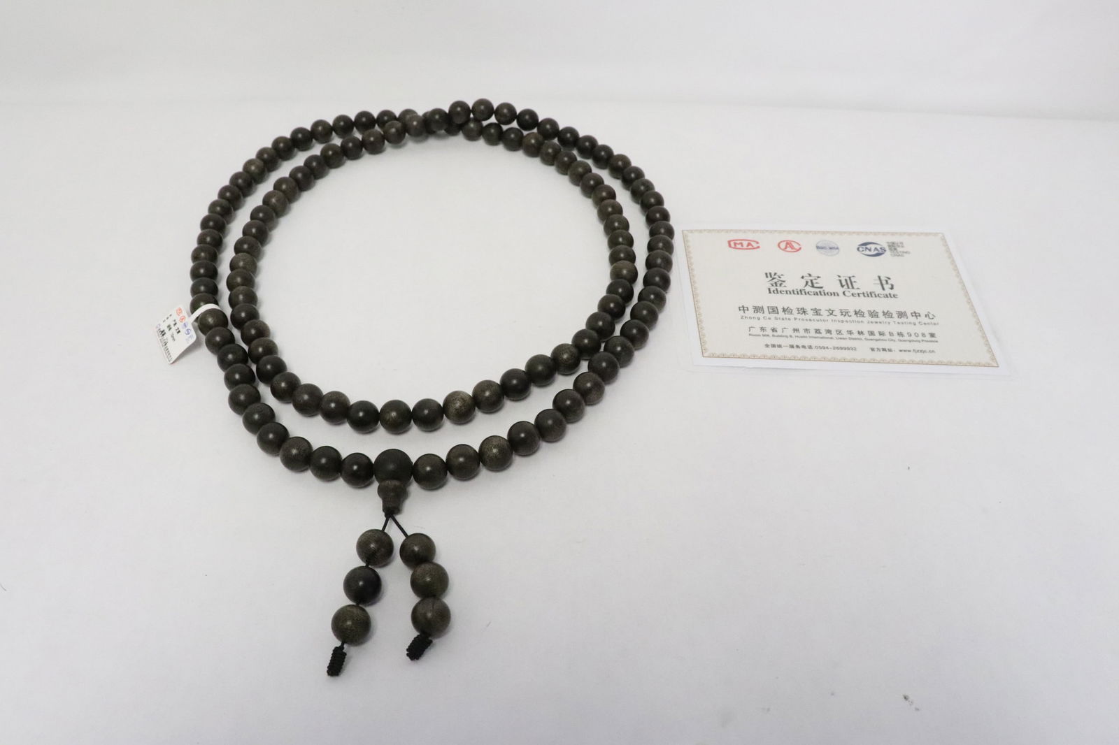 A chenxiang wood bead necklace: A chenxiang wood bead (0.4"x0.4"dia ea) necklace (47.6"L) (box:1.6"x4.65"x4.65")