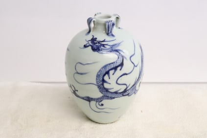 Fine Chinese blue and white porcelain vase