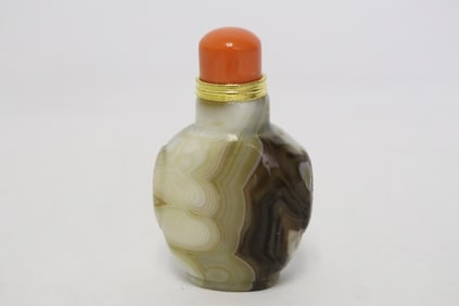 A banded agate snuff bottle