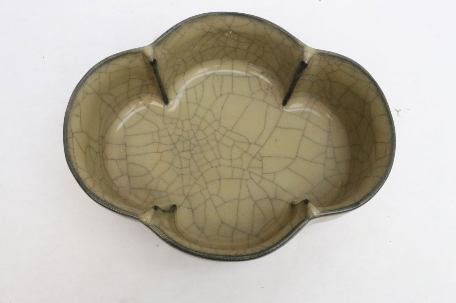 A crackleware porcelain brush wash: A crackleware porcelain brush wash, 2.4"x6.6"x5.15"