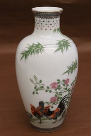 Beautiful Chinese famille rose porcelain vase
