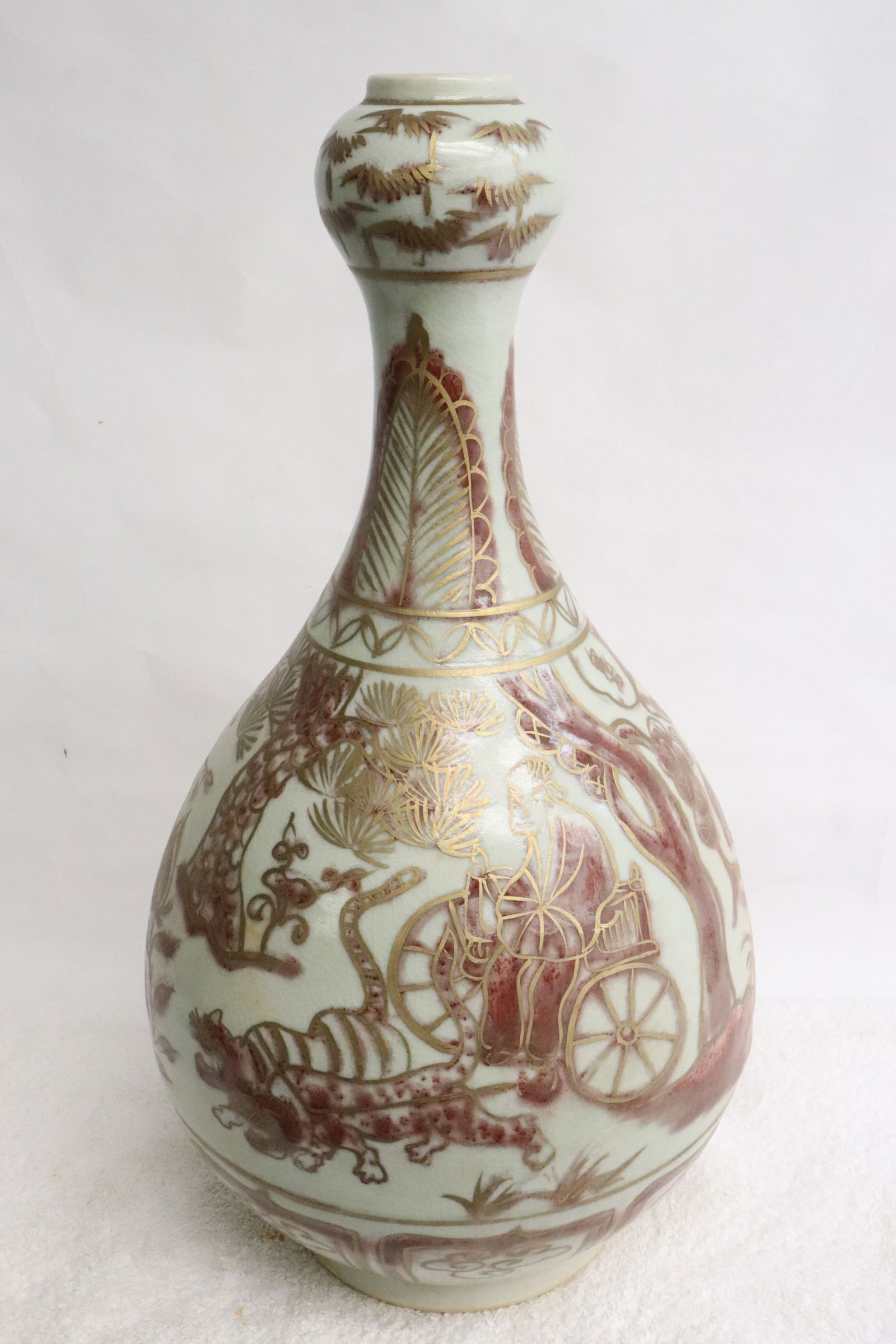Chinese red and white porcelain garlic top vase (1 of 10)