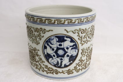Large Chinese wucai porcelain brush holder