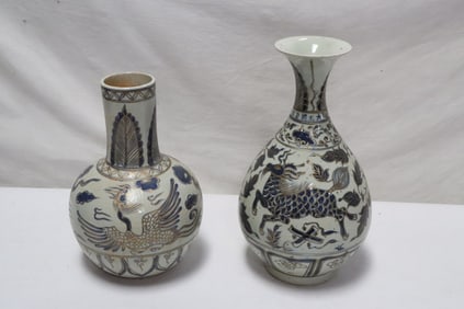 2 Chinese blue and white porcelain vases