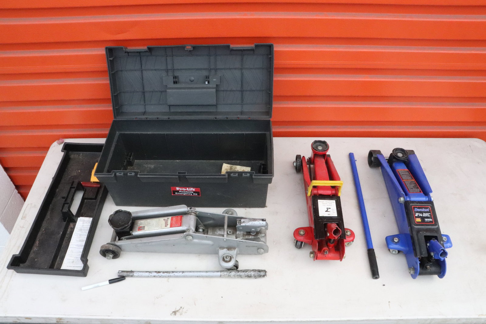 3 vehicle jacks: 3 vehicle jacks