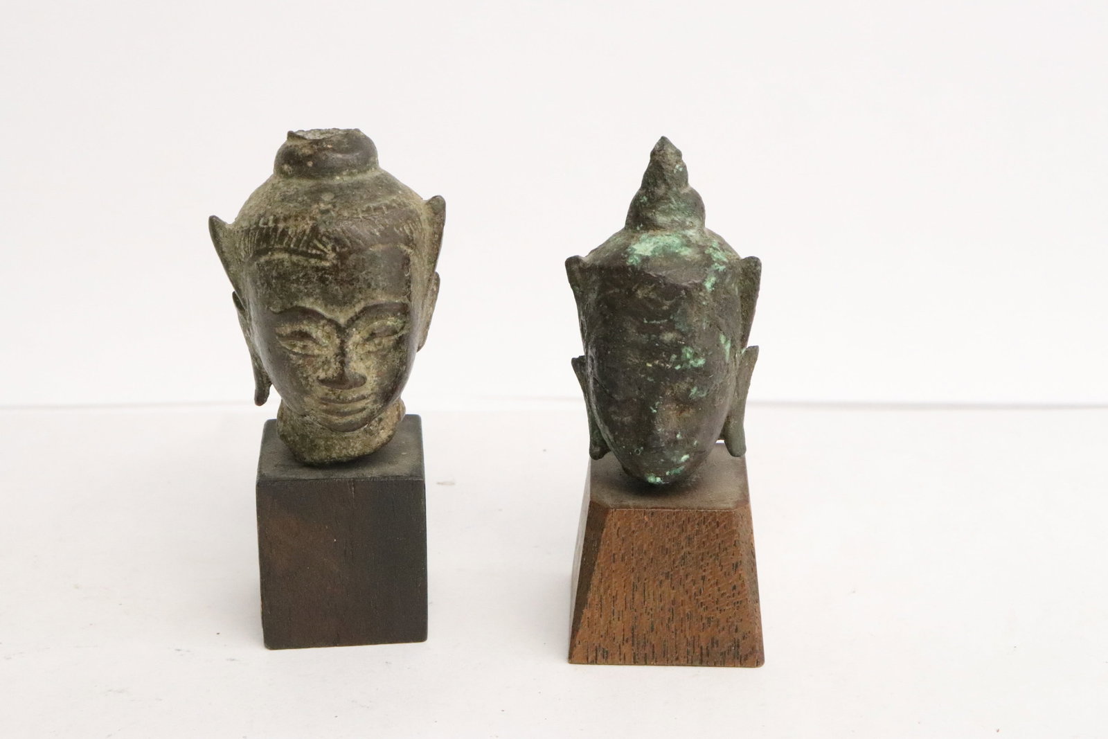 2 antique South Asia bronze Buddha heads: 2 antique South Asia bronze Buddha heads (2.25"H, 2.3"H)