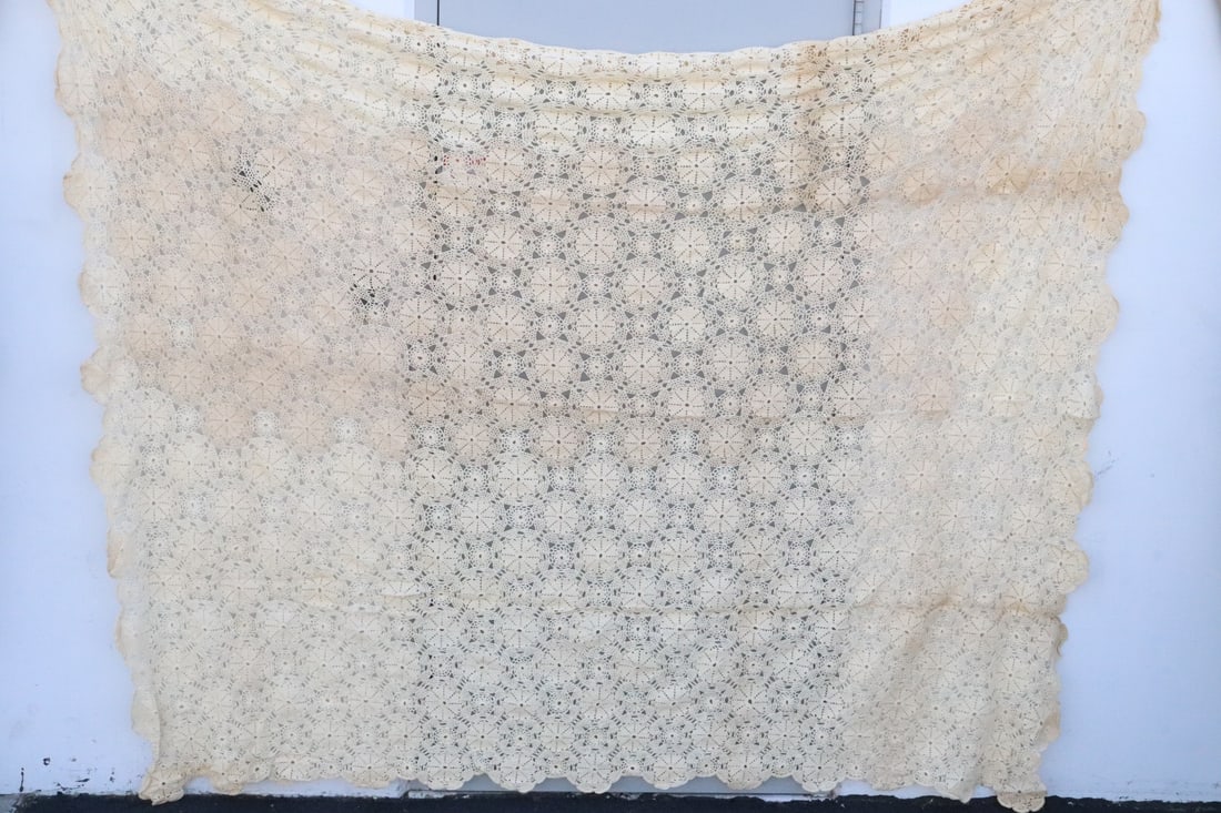 Very fine Victorian handmade lace tablecloth (1 of 9)
