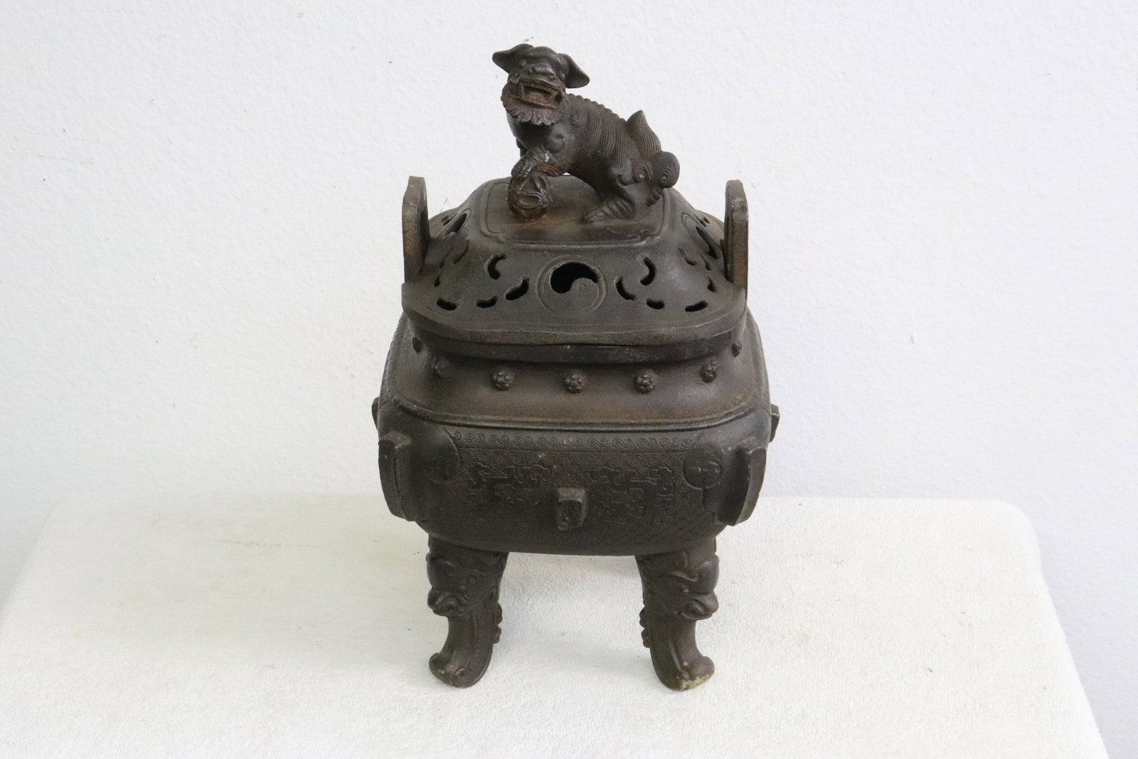 Rare Chinese vintage cast iron covered censer: Rare Chinese vintage cast iron covered censer with qilin motif finial, 13.15"x8.5"x8.5"