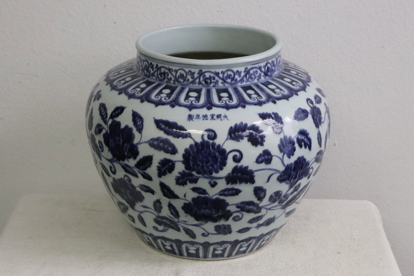 Large Chinese blue and white porcelain jar: Large Chinese blue and white porcelain jar, 11.9"x14.2"dia