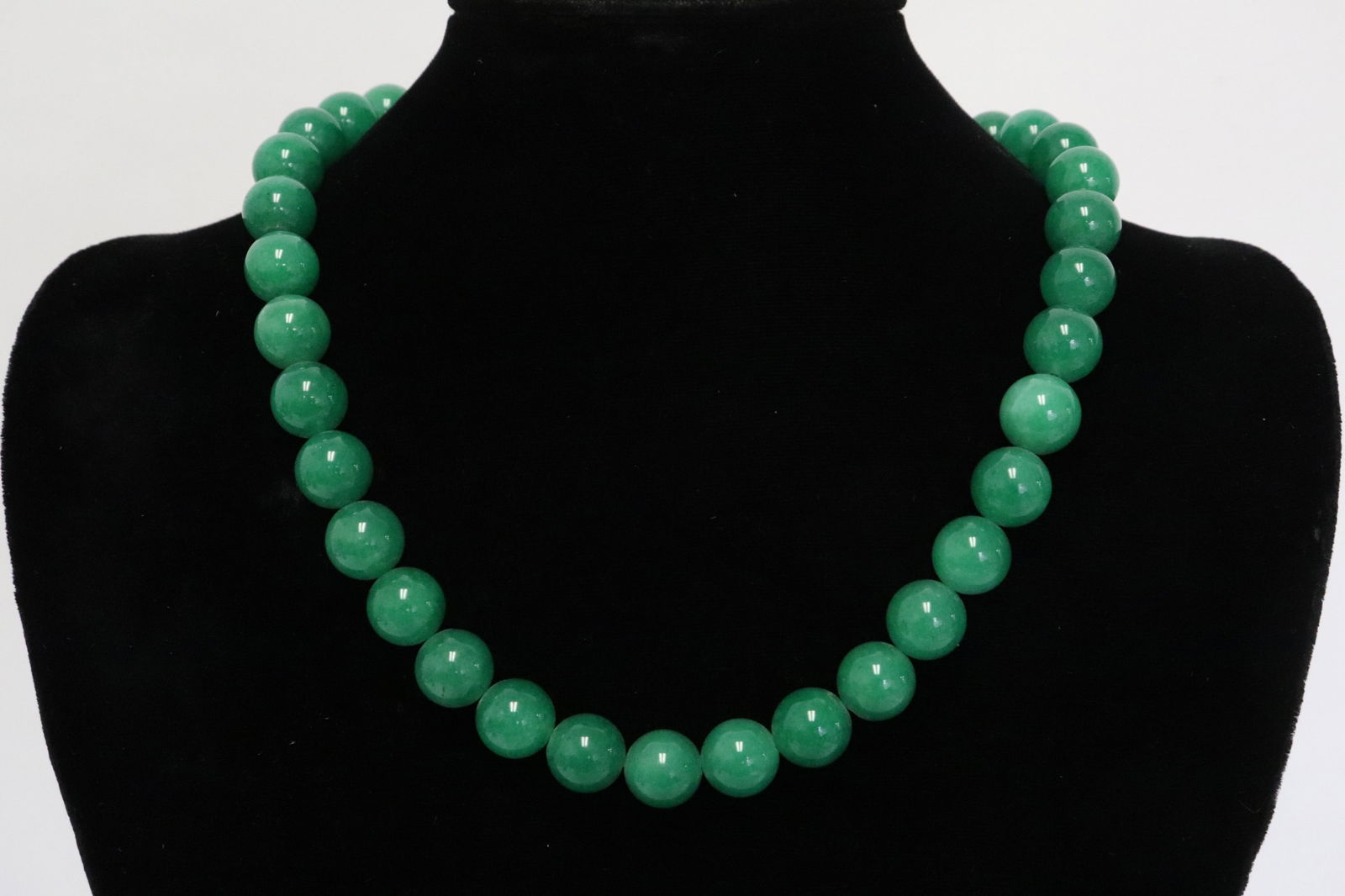 A jadeite like bead necklace (1 of 7)