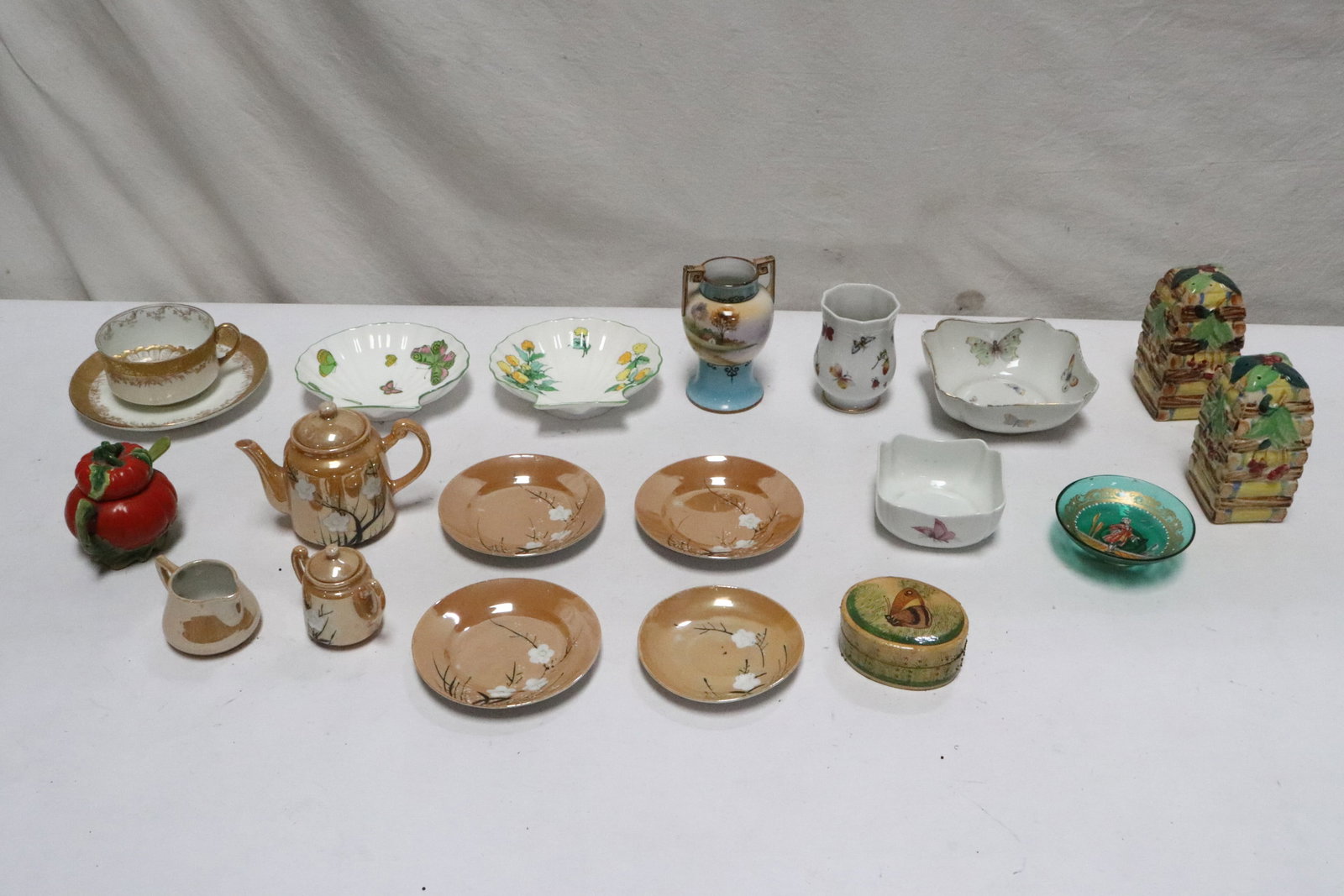 Lot of vintage porcelain and glasses: Lot of vintage porcelain and glasses