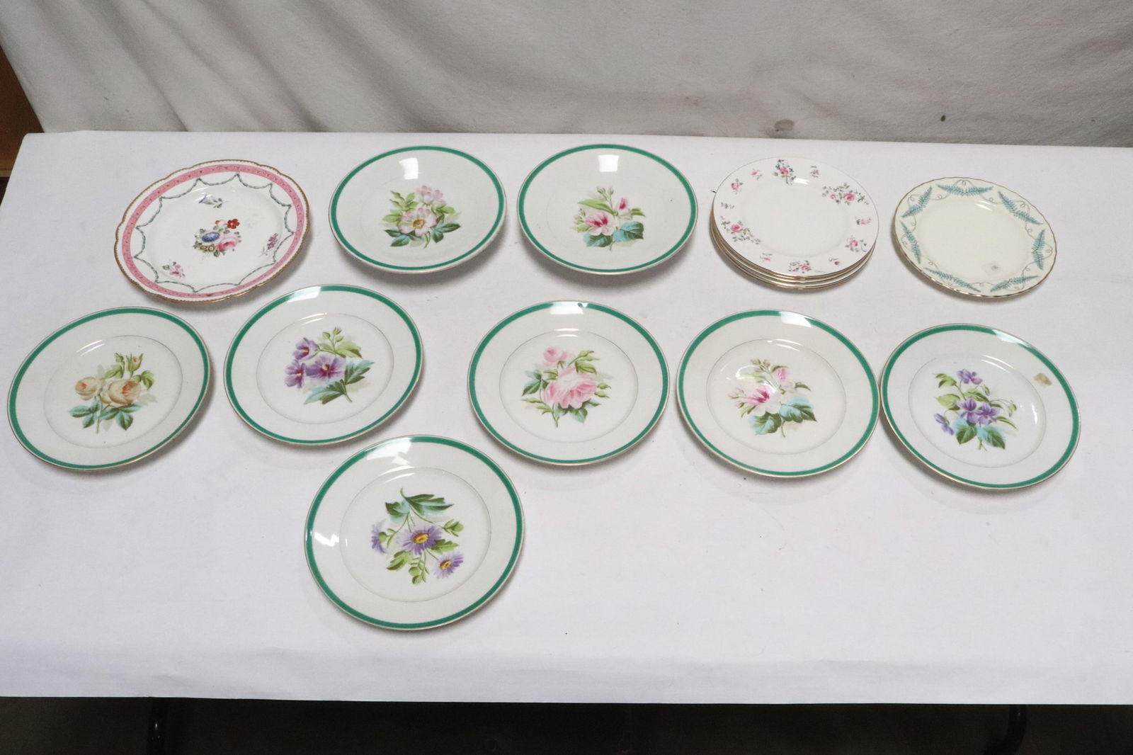 Lot of vintage porcelain plates: Lot of vintage porcelain plates, 0.7"x8.35"dia - 1.35"x9.8"dia
