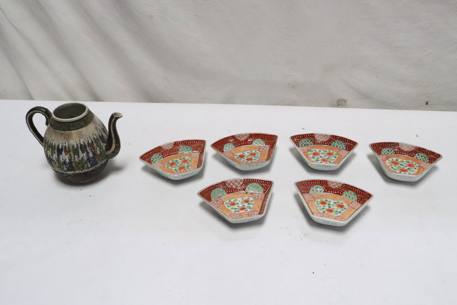 A kutani teapot, and 6 antique kutani dishes: A kutani teapot (6.5"x8.2"x5.5"), and 6 antique kutani dishes (1.6"x4.65"x6.15" ea)
