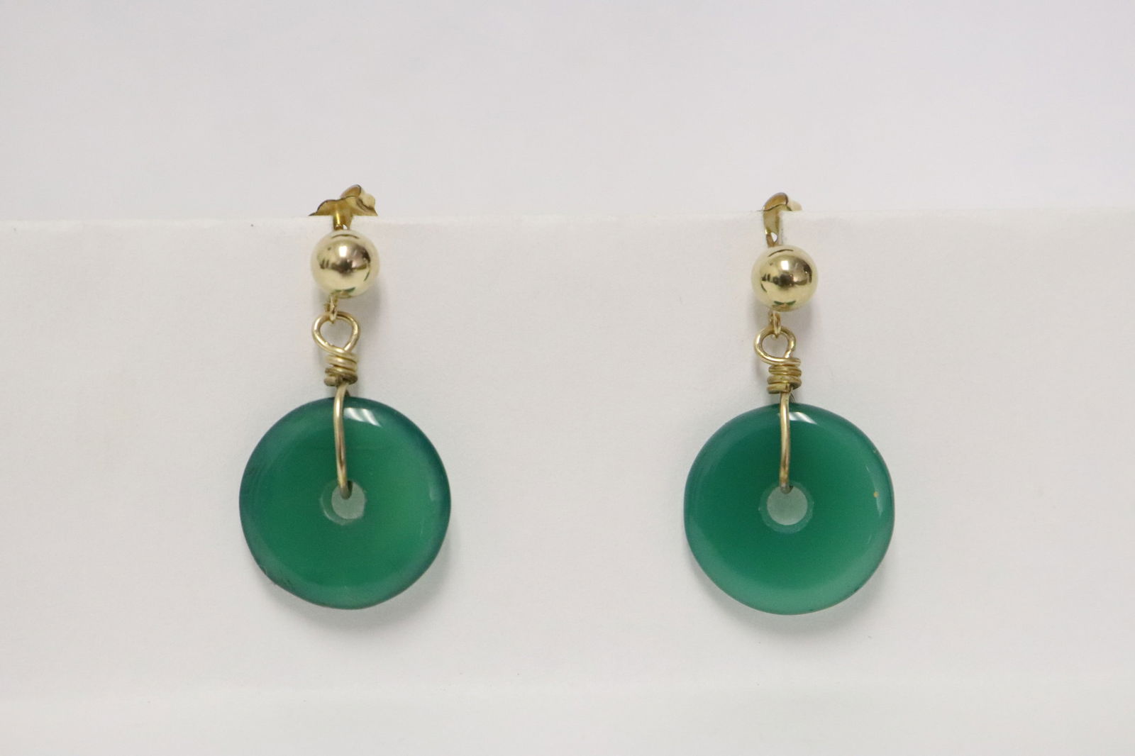 Pair gold filled earrings set with green agate disc: Pair gold filled earrings set with green agate disc (0.15"x0.6"dia ea)