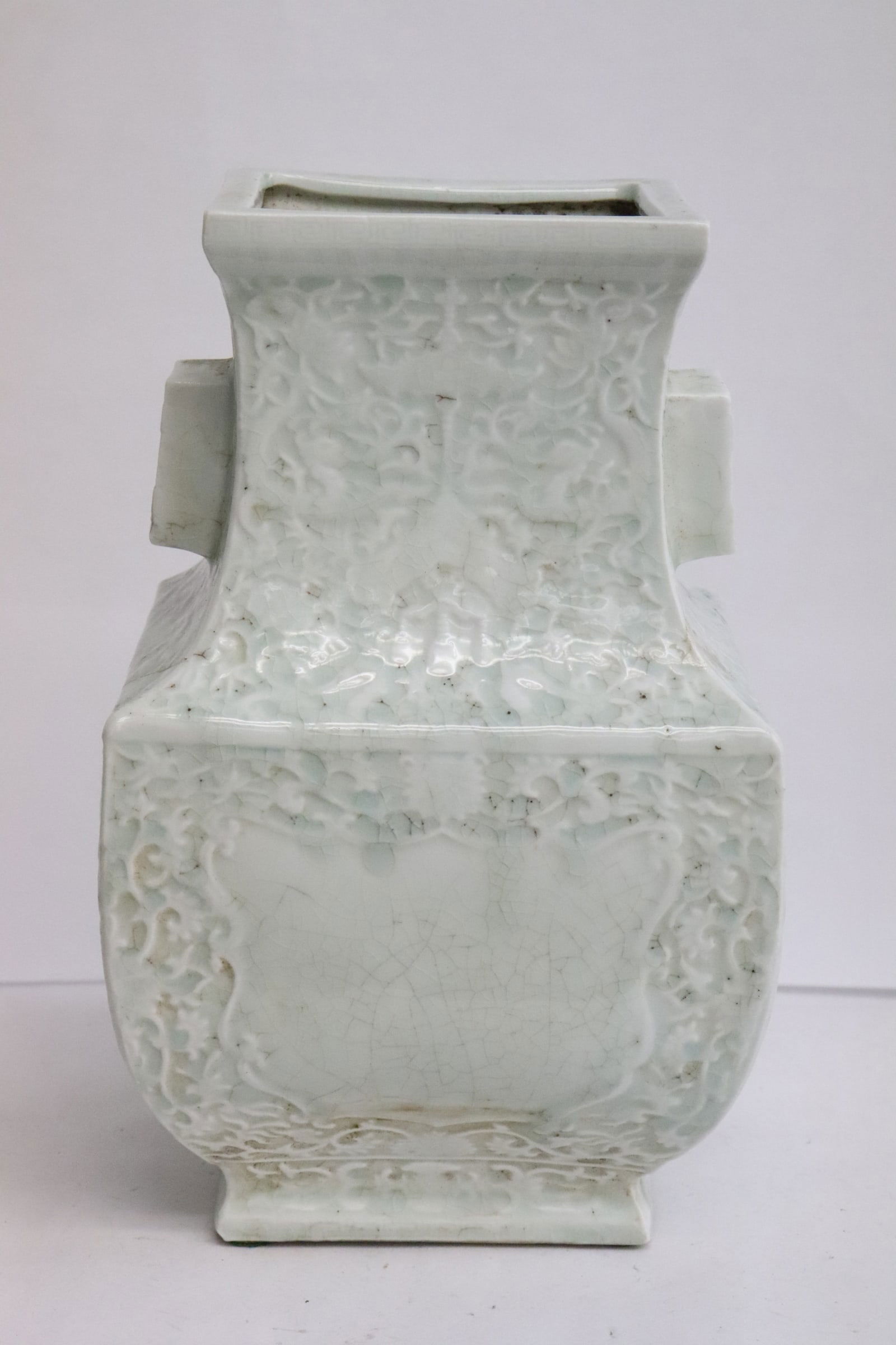 An early 19th century light celadon jar (1 of 11)
