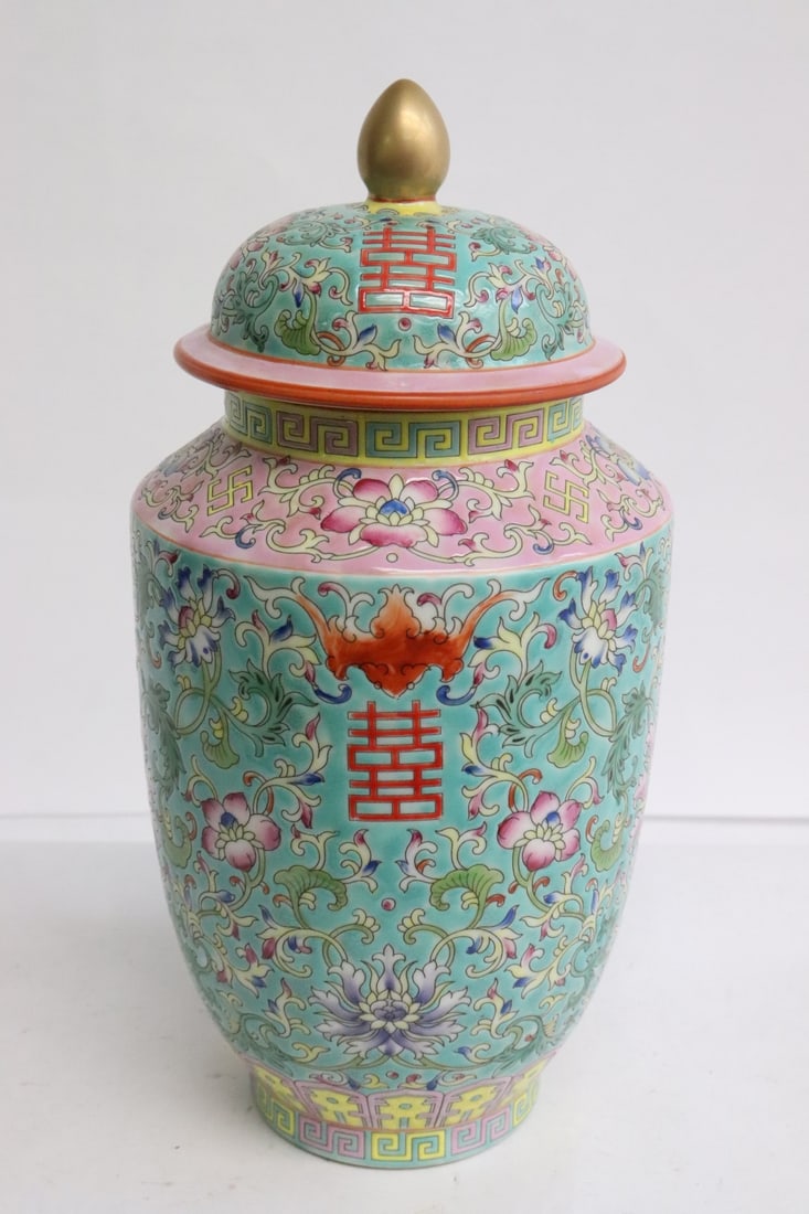 A beautiful famille rose porcelain covered jar: A beautiful famille rose porcelain covered jar, 9.65"x4.85"dia