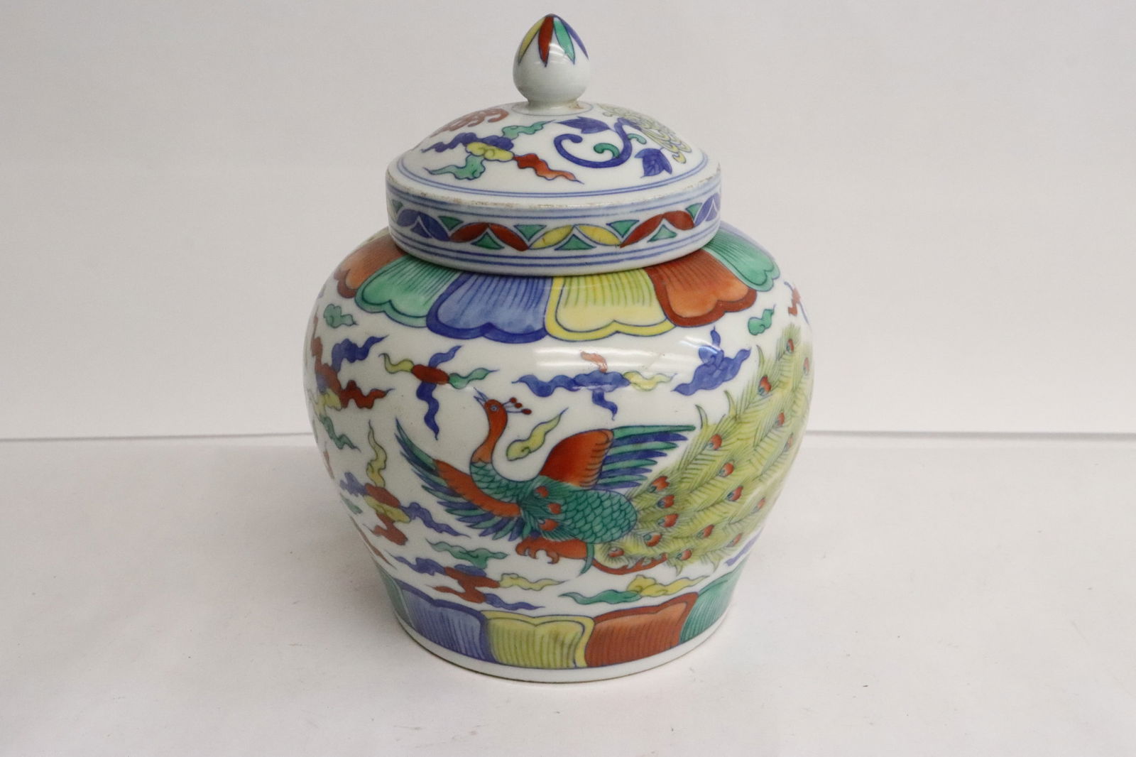 Chinese doucai porcelain covered jar (1 of 10)