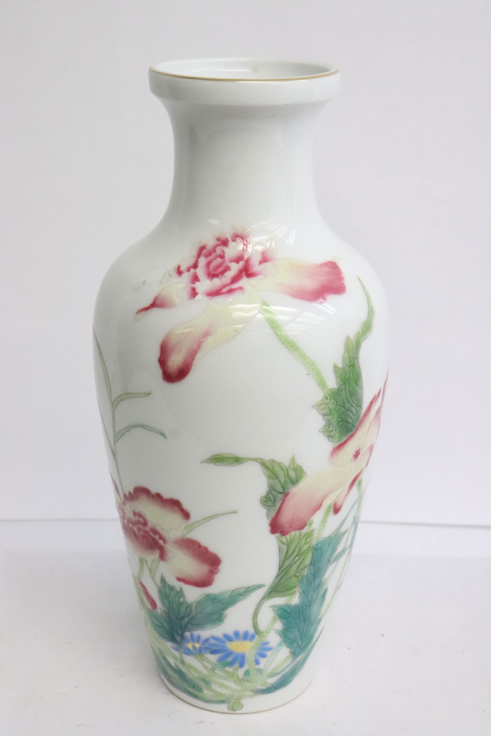 Beautiful Chinese famille rose porcelain vase: Beautiful Chinese famille rose porcelain vase, 9.75"x4.5"dia