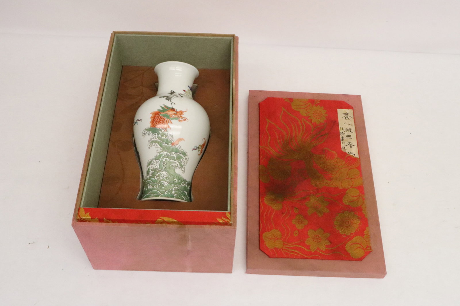 Beautiful famille rose porcelain vase: Beautiful famille rose porcelain vase, 9.35"x5.15"dia