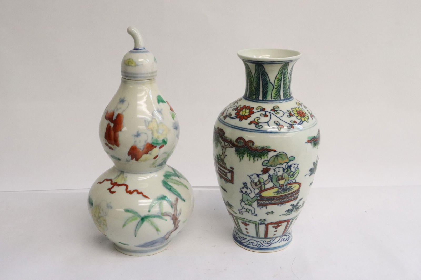 2 wucai porcelain vases (1 of 10)