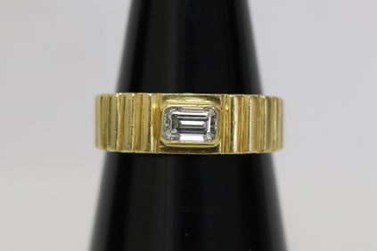 A 21.5K Y/G diamond ring