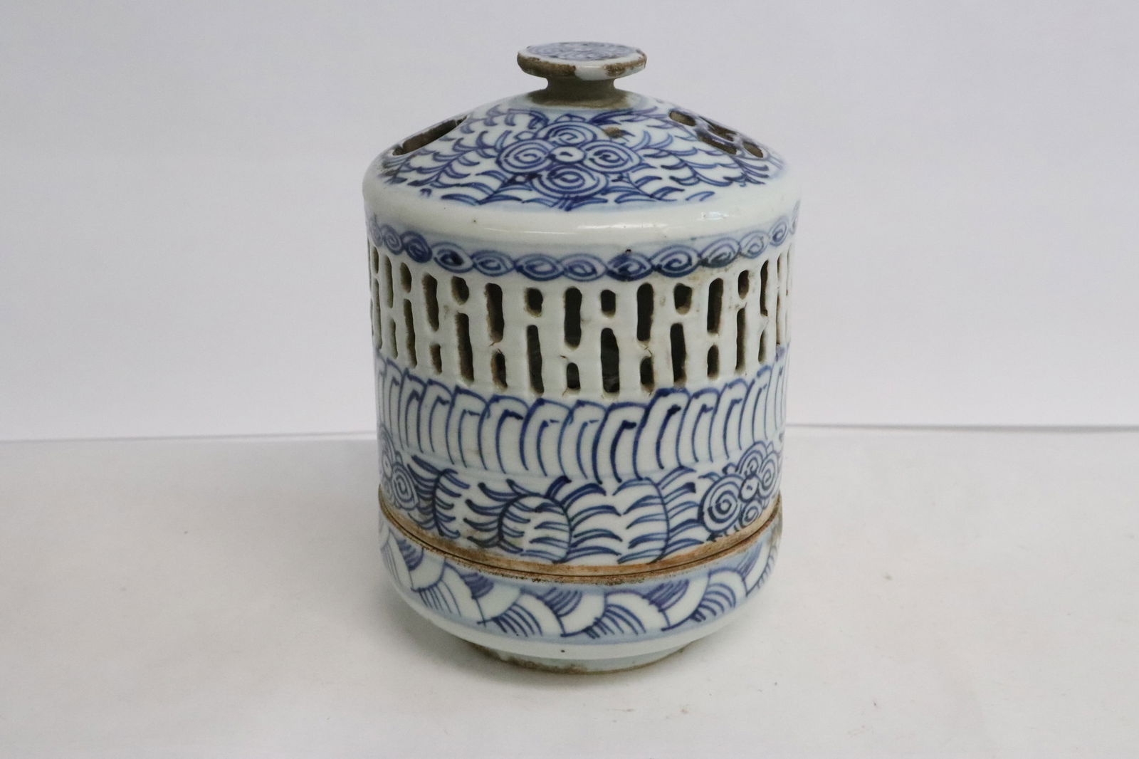 A Ming blue and white porcelain covered candle stand: A Ming blue and white porcelain covered candle stand, top finial flea bites, 6.6"x4.7"dia