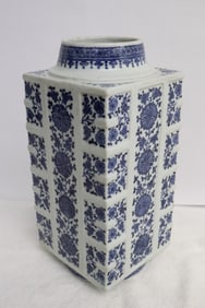 Chinese 18th century blue & white vase, Qianlong period