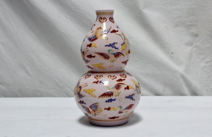 Famille rose porcelain gourd shape vase