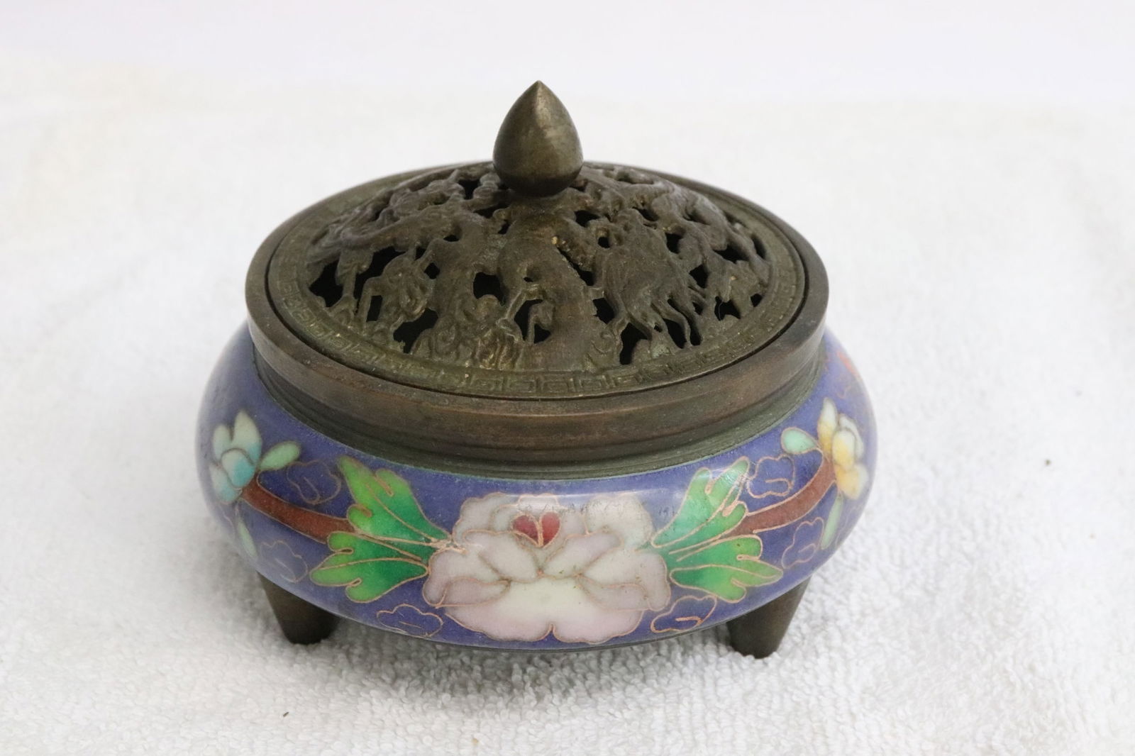 A cloisonne bronze covered censer: A cloisonne bronze covered censer, 3.1"x3.75"dia