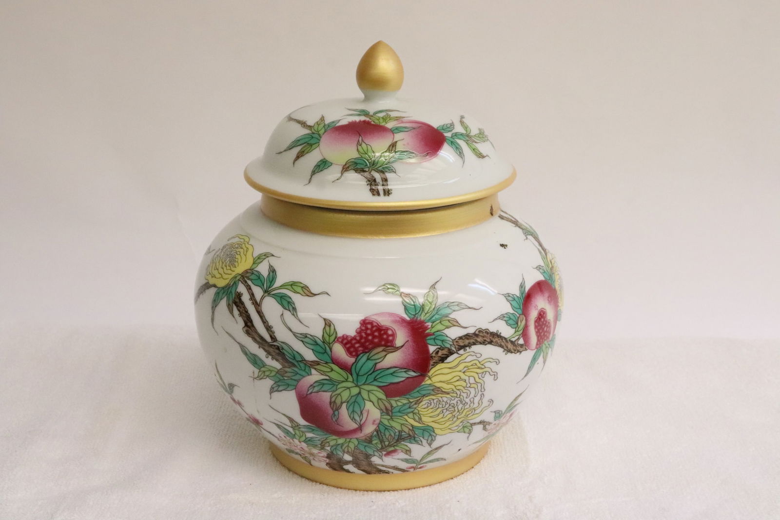 Chinese famille rose porcelain covered jar: Chinese famille rose porcelain covered jar, 8"x7.1"dia