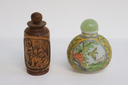 2 snuff bottles