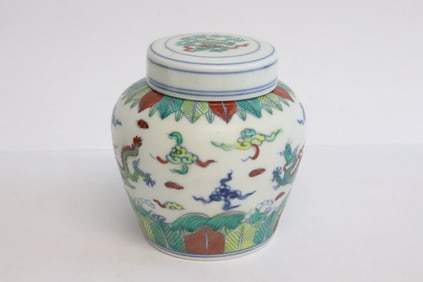 Chinese wucai porcelain tea caddy