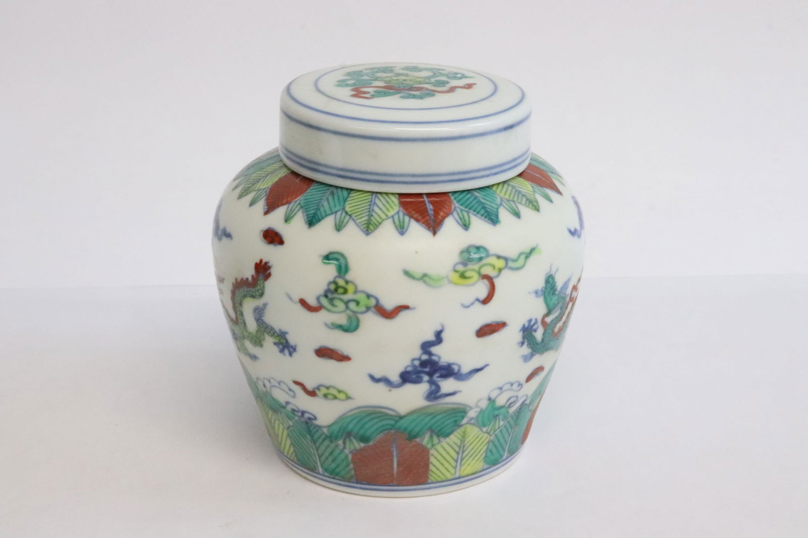 Chinese wucai porcelain tea caddy (1 of 8)
