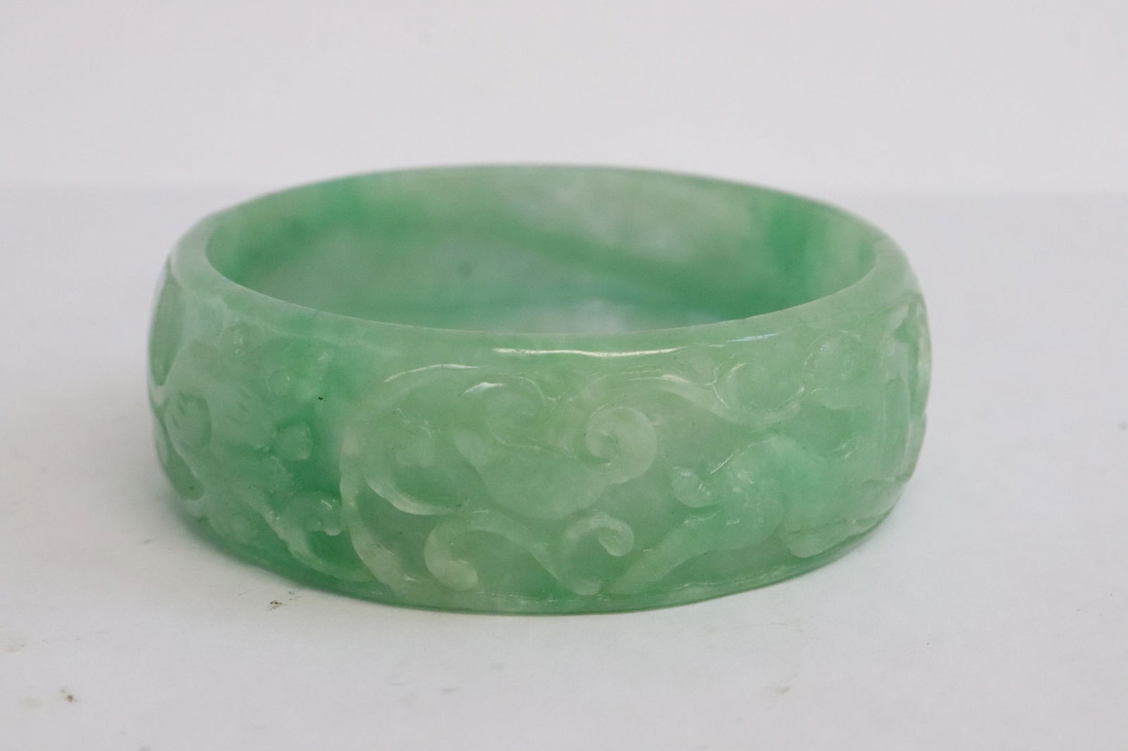 Beautiful jadeite carved bangle: Beautiful jadeite carved bangle with lingzhi motif carved in relief, 0.9"x2.9"dia