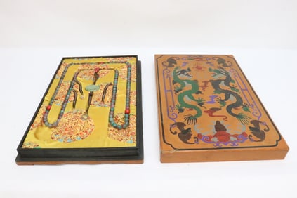 A long Chinese necklace in lacquer storage box