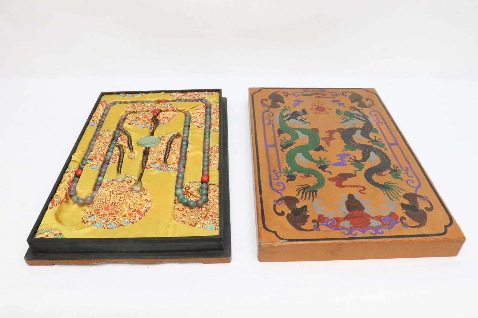 A long Chinese necklace in lacquer storage box (1 of 11)