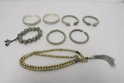 Lot of white and yellow metal jewelry pieces