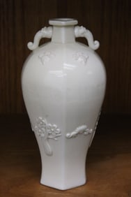 Chinese 18th century Dehua white porcelain vase