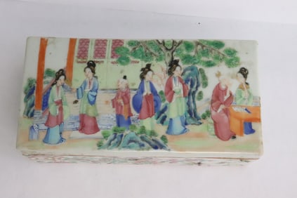 Chinese 19th century porcelain box