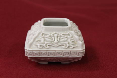 Chinese porcelain water dripper, Yongzheng mark: Chinese white porcelain water dripper, Yongzheng mark, 2.1"Hx3"x3"