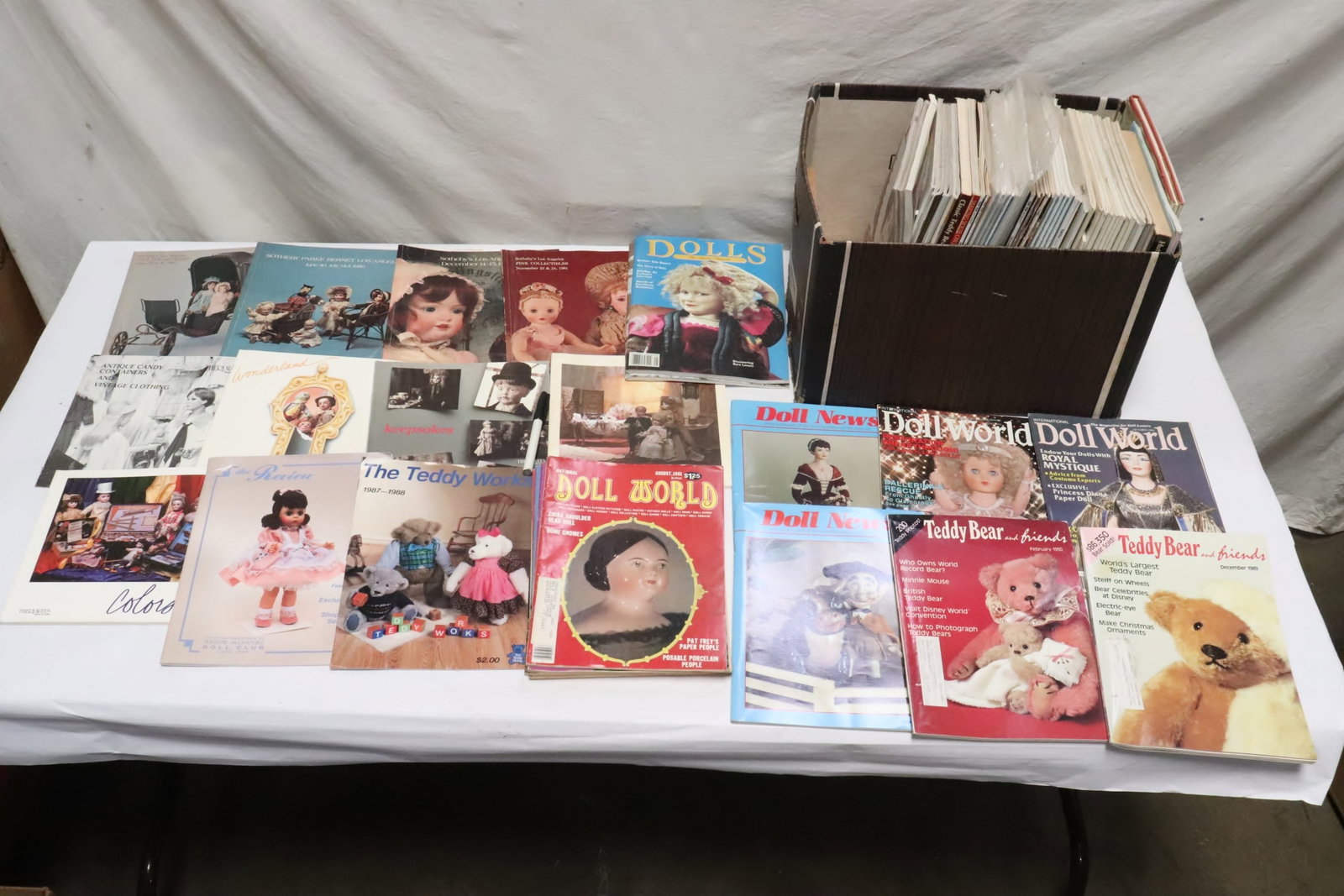 Approx. 75 doll and Teddy bear magazines: Approx. 75 doll and Teddy bear magazines