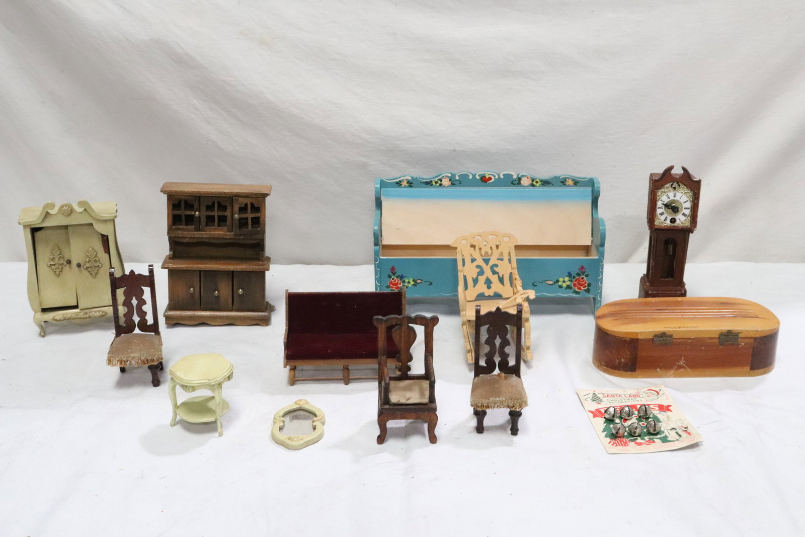 Lot of doll furniture: Lot of doll furniture, 2.4"x2.35"x2.35" - 5.8"x10.15"x3.3"