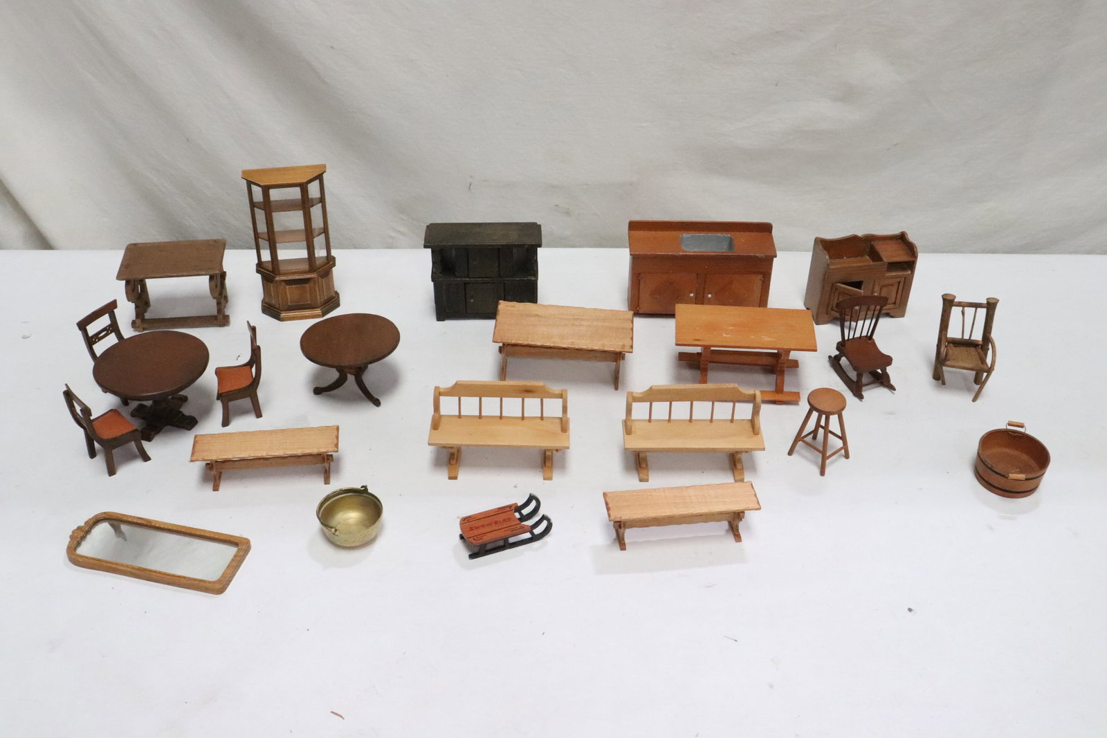 Lot of wood doll furniture: Lot of wood doll furniture