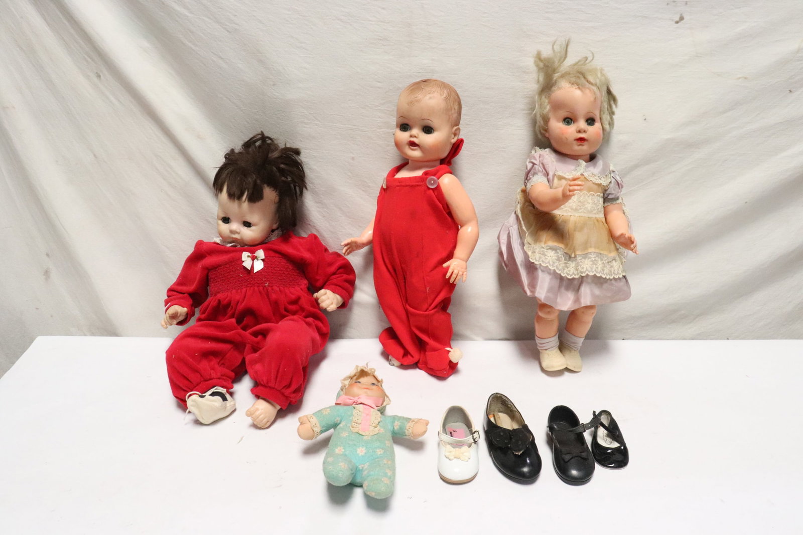 4 vintage girl dolls: 4 vintage girl dolls, 10.5"H - 22.8"H