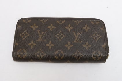 A lady's purse, zipper need repair