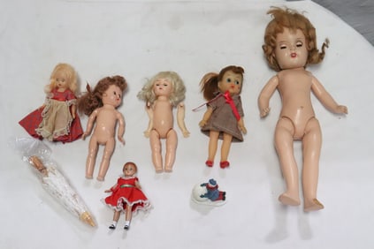 Lot of vintage dolls