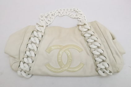 A white lady's handbag